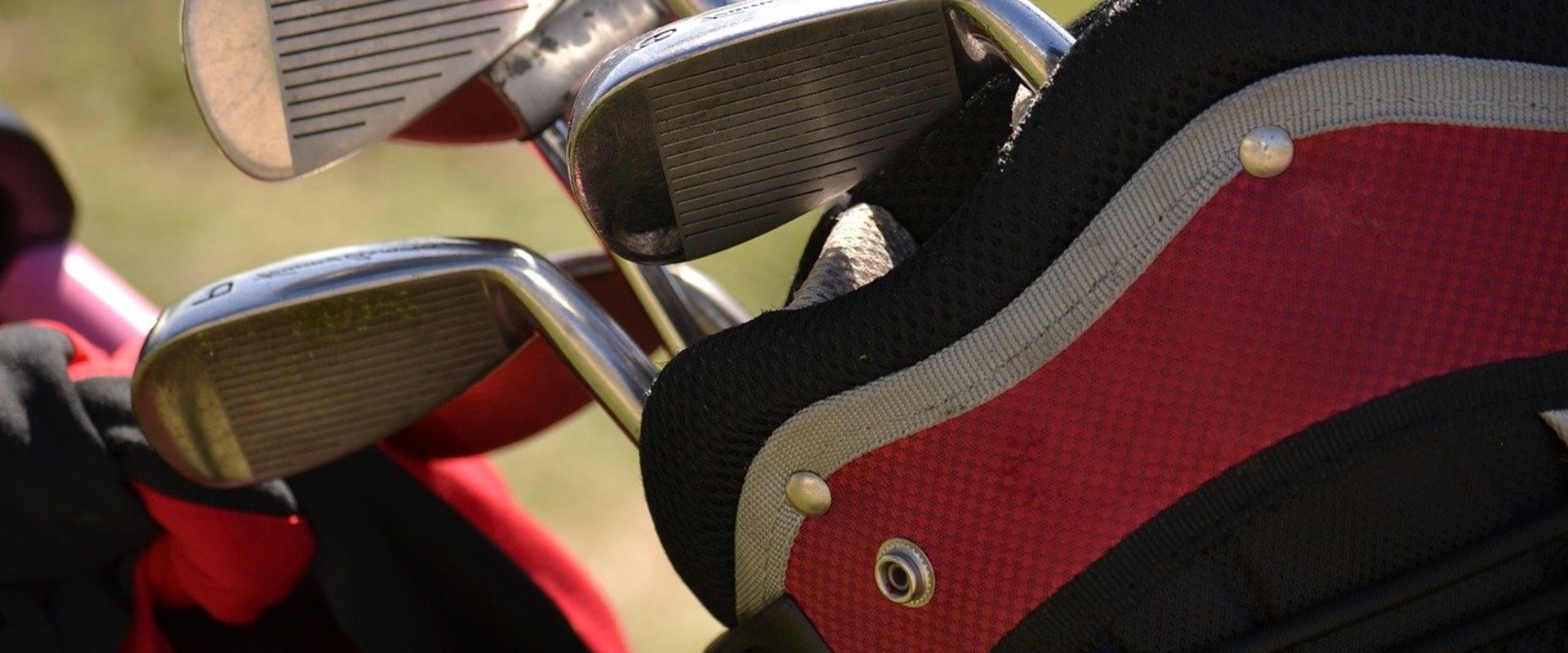How many clubs does the average golfer carry?